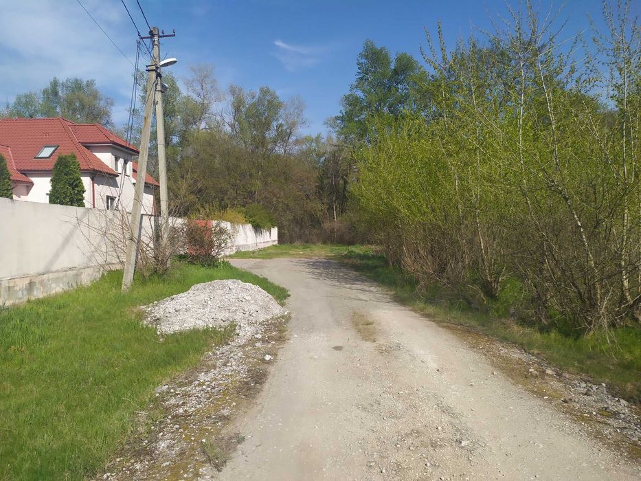 Продам участок 10 сот. на переулке Ветренном рядом лес и река.