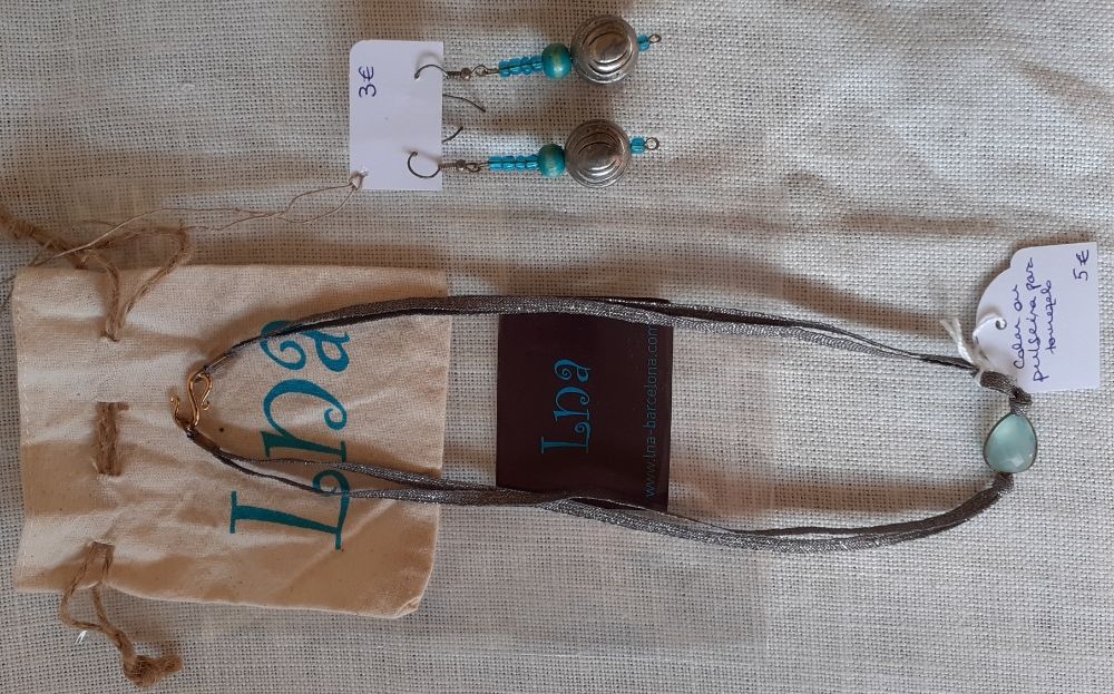 Colar e brincos da mesma cor (conjunto), para as férias