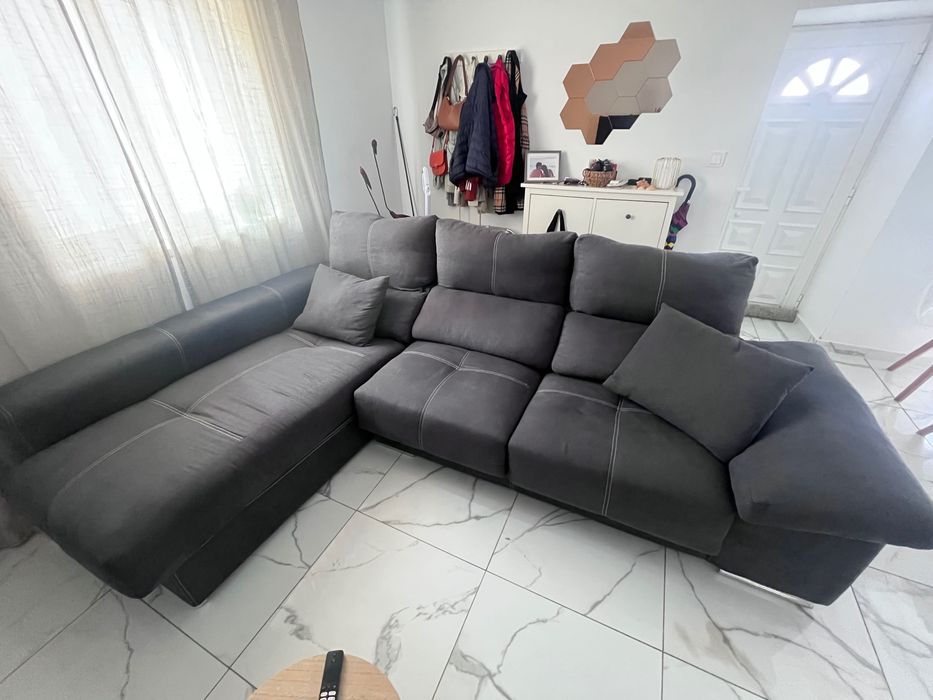 Sofá Cinza com Chaise Longue e banco para pés
