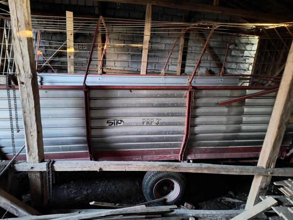 Przyczepa samozbierająca do siana