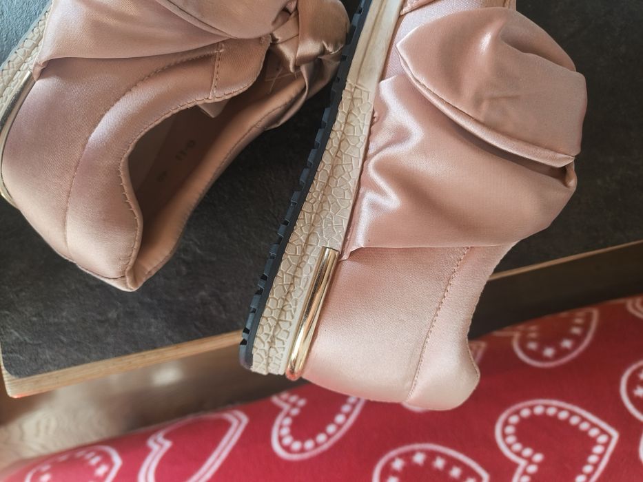 Piękne nowe adidasy w kolorze brudnego różu