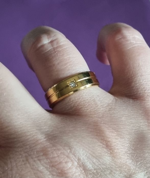 Anel/aliança dourado, em aço inoxidável, com 1 brilhante. T17