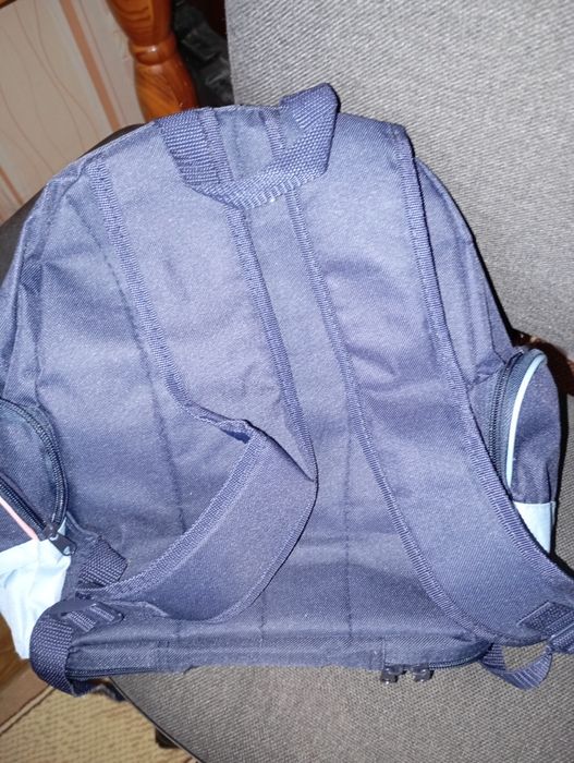 Продам рюкзак темно синього кольору.