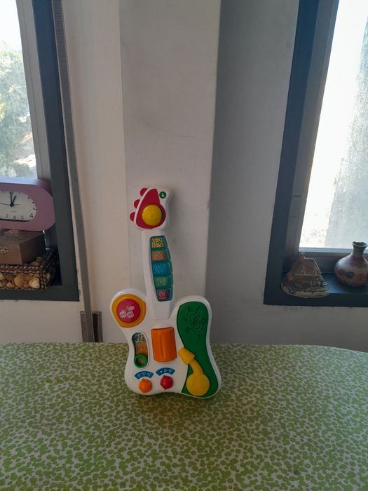 Vendo Guitarra para Criança a pilhas com sons e luzes muito bonita como nova