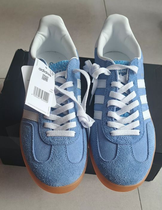 Buty sportowe adidas.