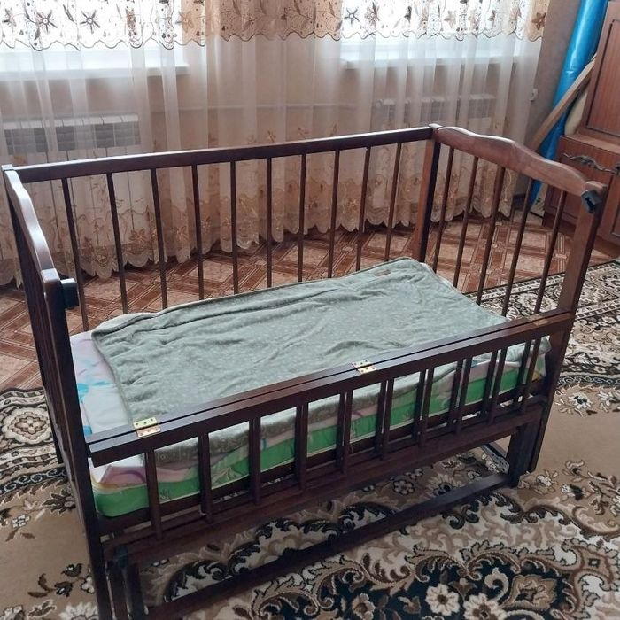 Продам детскую кроватку с ящиком для вещей