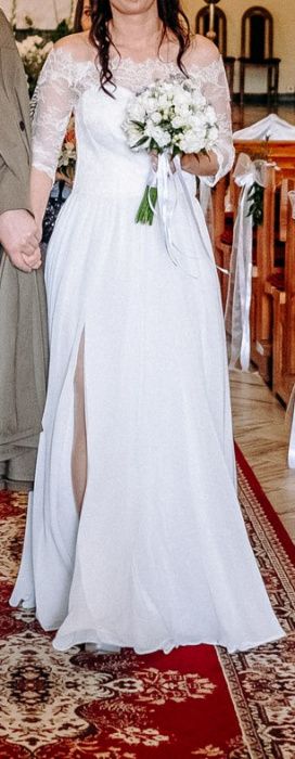 Lekka, zwiewna suknia ślubna z rozcięciem