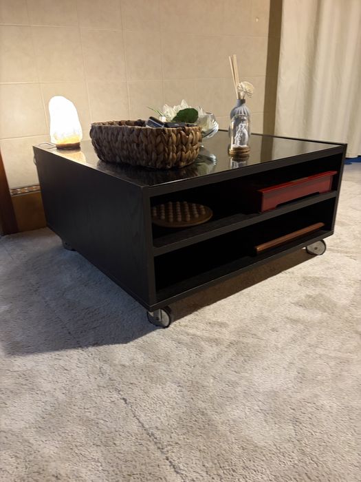 Conjunto móvel besta IKEA preto em vidro e mesa de centro