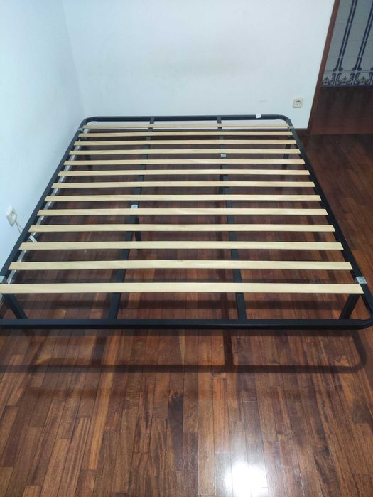 Cama com estrado