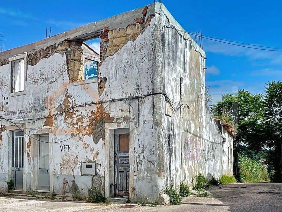 Apartamento T3 para recuperar no centro de Torres Novas — Torres Novas (São Pedro), Lapas E Ribeira Branca, Santarém