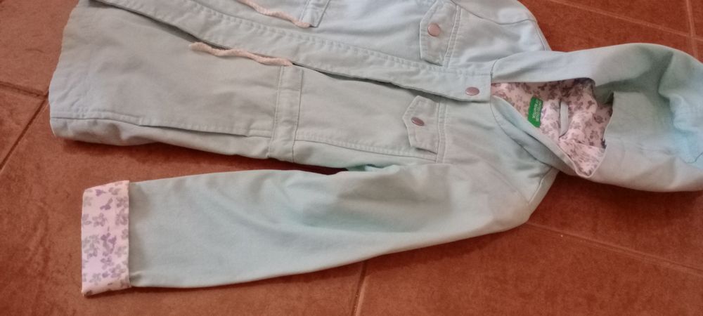 Casaco menina da Benetton muito requintado