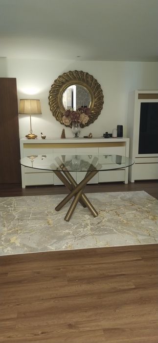 Mesa de sala de jantar com tampo em vidro
