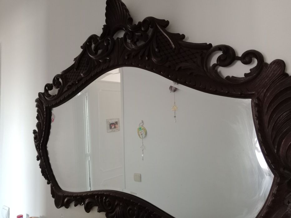 Móvel antigo com espelho