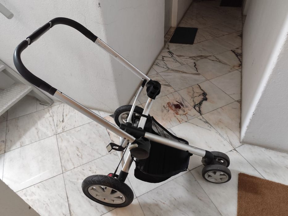 Vendo Carrinho Quinny com acessórios