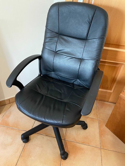 Cadeira de Escritório Ergonómica Staples – Preta
