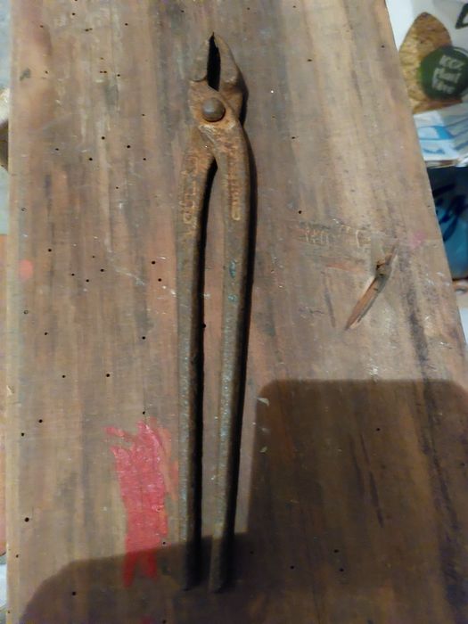 Antigas tenazes de ferro