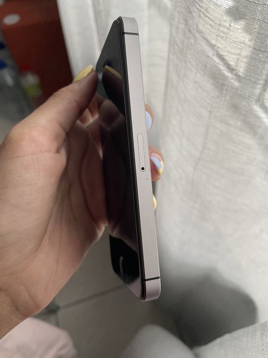 iPhone SE (2016) + New Charger64752099352834123