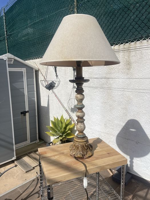 Candeeiro antigo em madeira pintado à mao