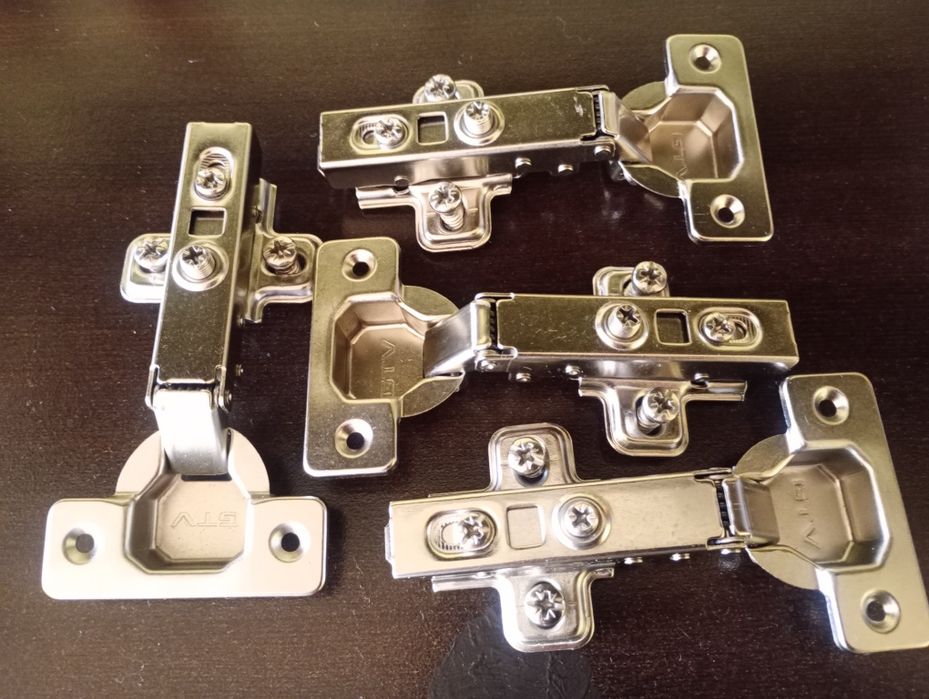 Komplet 4 szt zawiasów meblowych GTV nakładanych z cichym domykiem