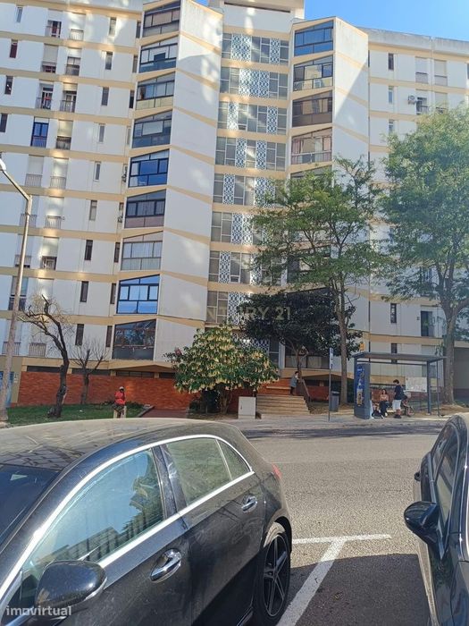 Apartamento T4 remodelado e com varandas frente ao Spacio Shopping dos