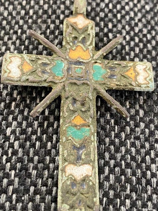 Brązowy, emaliowany krzyż  z XVIII wieku.