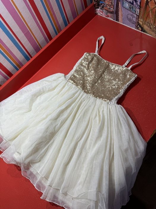 Платье красивое , золотое, праздничное, нарядное, вместе с жилетклой