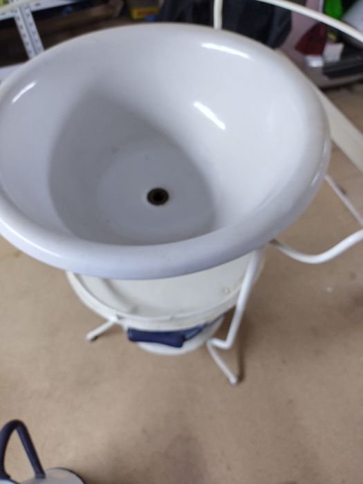 Lavatório completo com mais de 100 anos