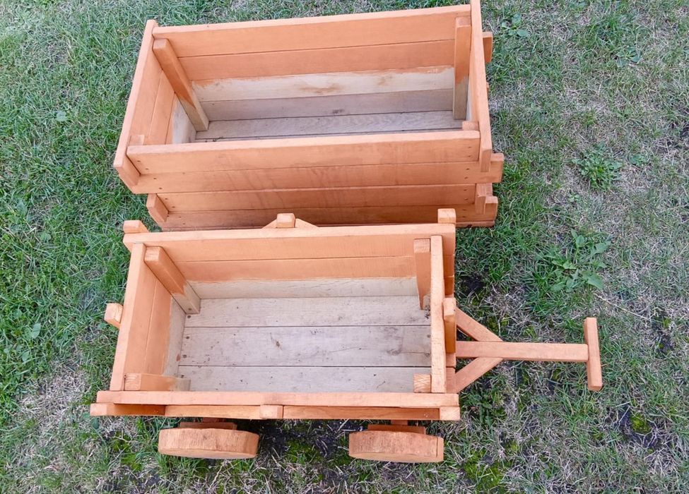 Donice, doniczki, wóz, ozdoby drewnian. Ozdoby ogrodowe e do ogrodu