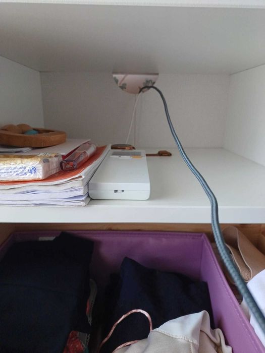 Mesa cabeceira IKEA em madeira branca com gaveta