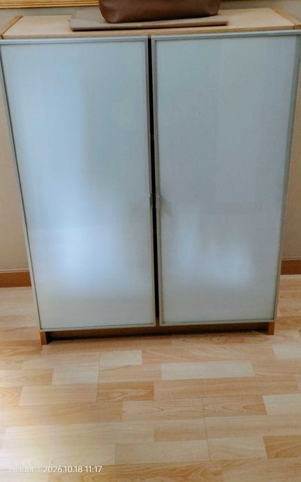 Estante com portas vidro ikea Billy com 106cm x 80cm x 28cm