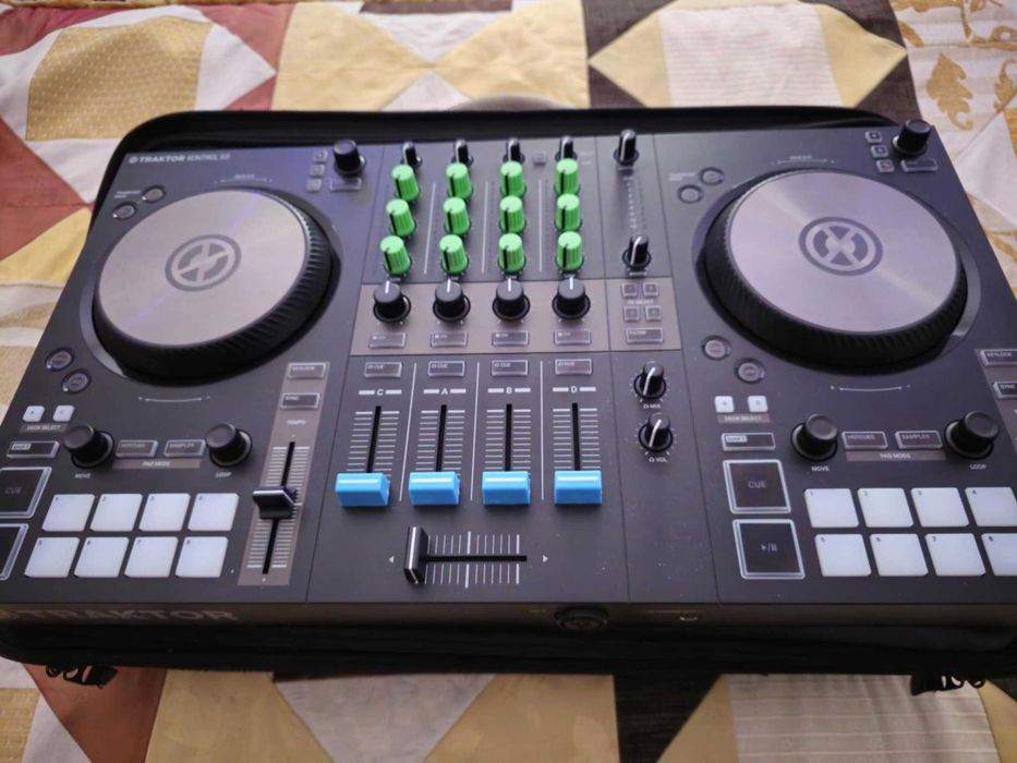 Native instruments Traktor Kontrol S3 + Mala UDG + Chroma Caps64284623488003121