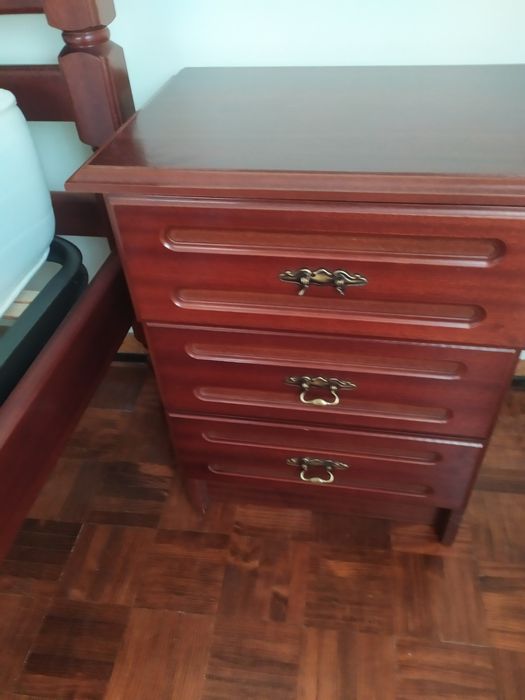 Cama de casal com mesinha cabeceira