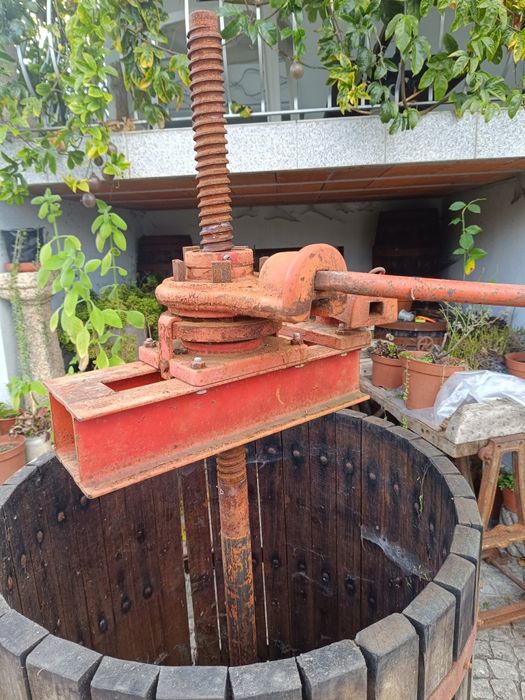 Prensa com base em ferro