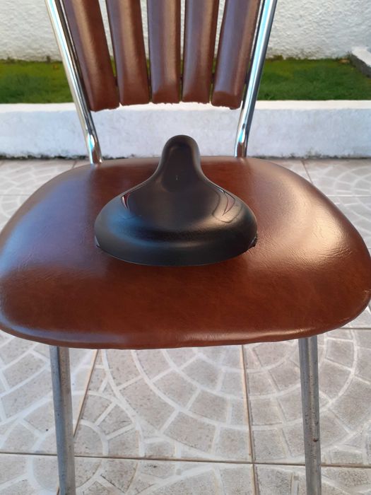 Assento de Gel, de fabrico Italiano, em excelente estado.