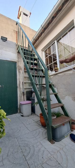 Escadas de ferro galvanizado em muito boas condições