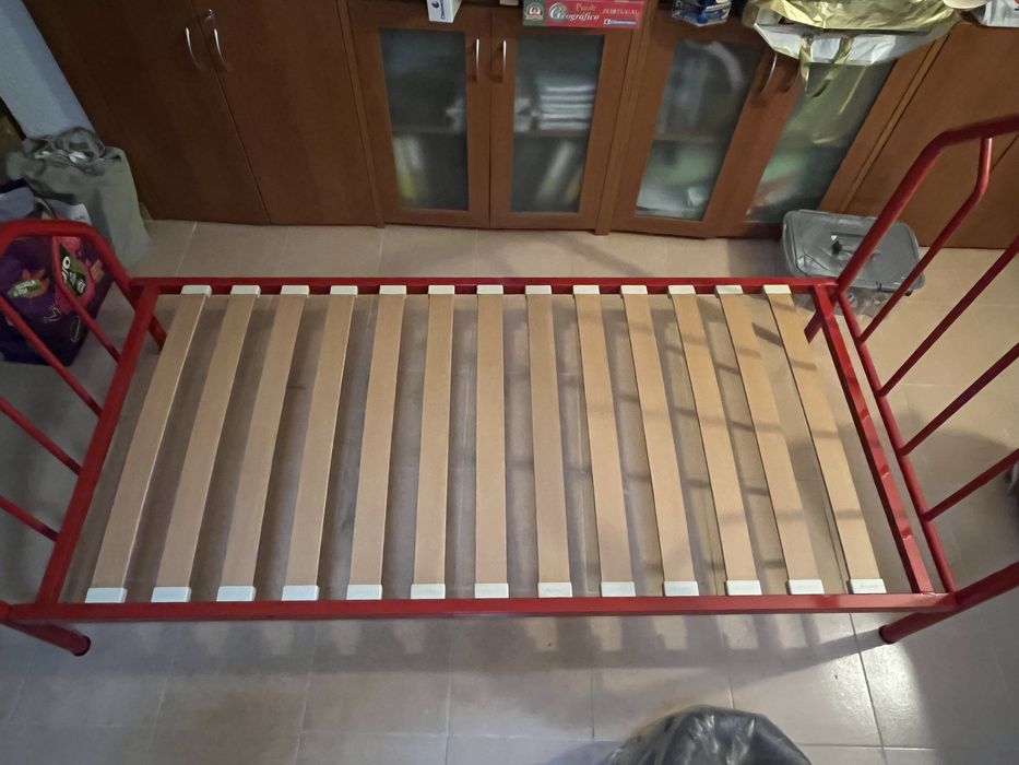 Cama de solteiro e colchão