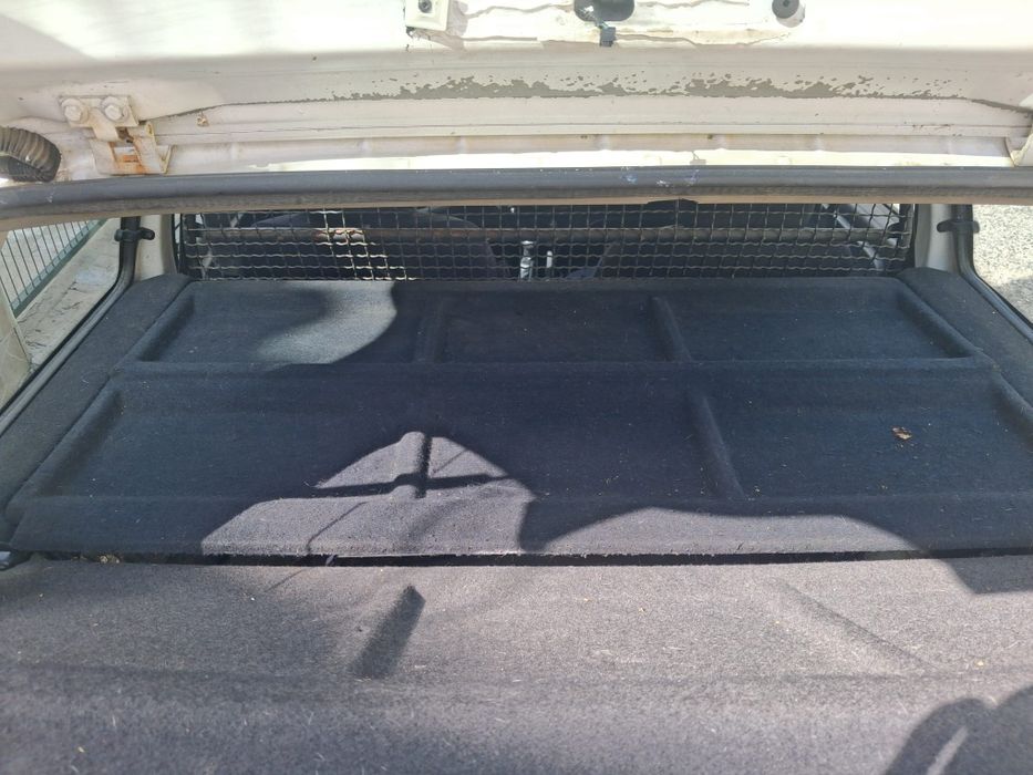 Carro citroen Saxo diesel comercial em muito bom estado,levou á pouco tempo um motor de arranque novo, falta 7.300km para nova revisão.
Pode trazer me