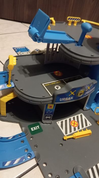 Zabawkowy garaż policyjny dwupietrowy