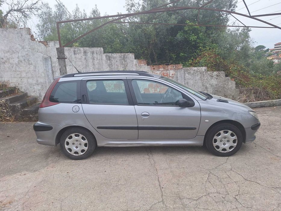Carrinha citadina, 1.4 HDI , económica, prática, confortável, de fácil condução.