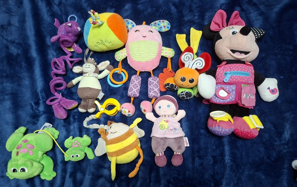 Іграшки м'які на колиску чи кроватку