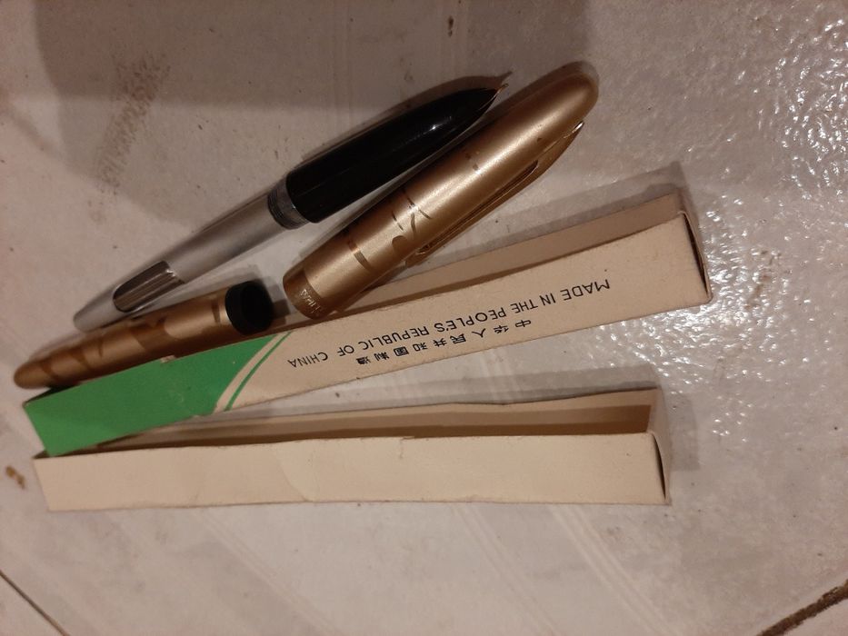 Ручка перьевая с золотым пером