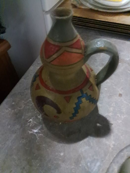 Jarra em barro pintado