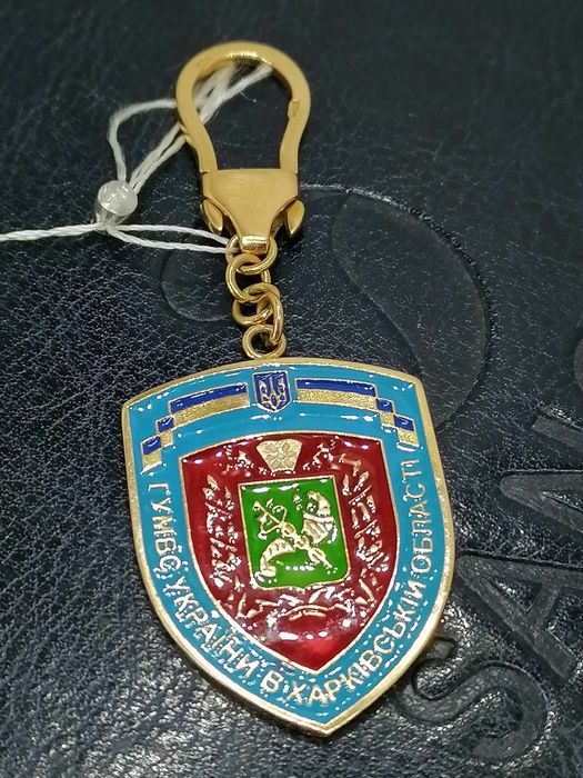 Золотой  брелок и значек
