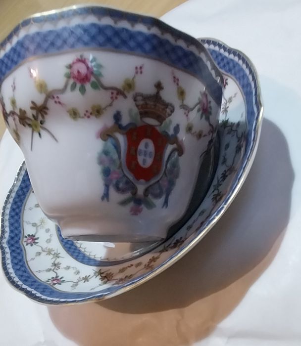Chávena de café e pires NG com armas da monarquia de Portugal