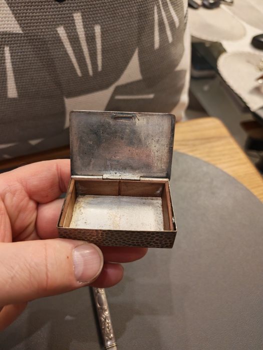 Dwa posrebrzane przedmioty tabakierka i etui na ołówek