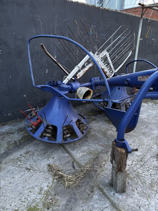 Przetrzasarka-zgrabiarka karuzelowa