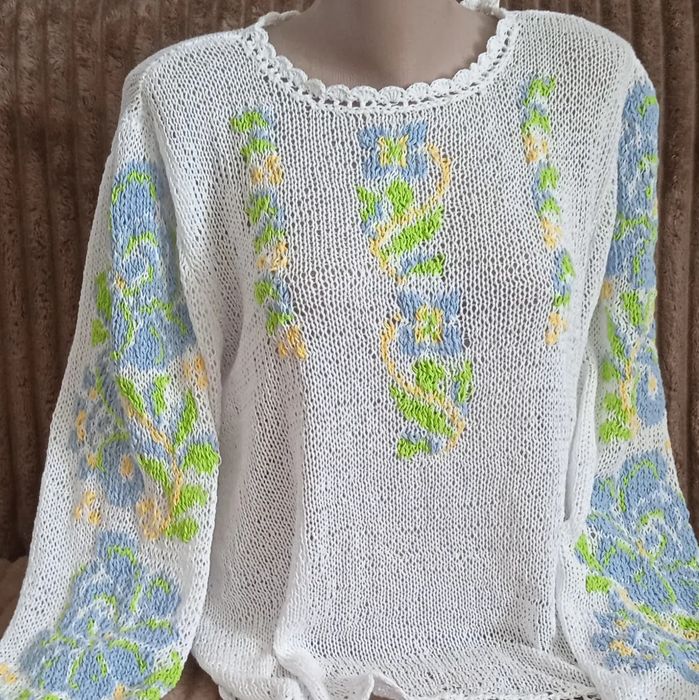 Біла кофта а стилі української вишивки