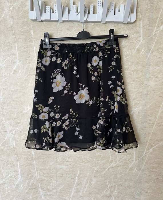 Czarna lejąca spódnica w kwiaty vero moda S 36