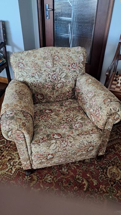 Conjunto sofa com dois cadeirões.
