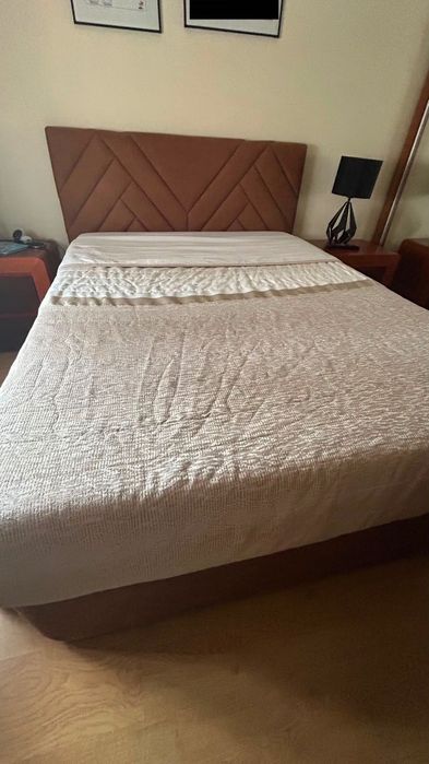 Cama de Casal Estofada com Arrumação – Estrutura Elevatória